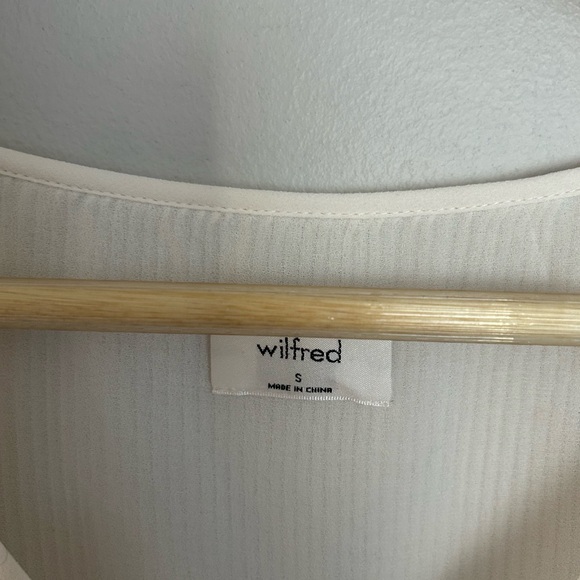 Aritzia Wilfred Daydreamer v neck blouse - Picture 5 of 6